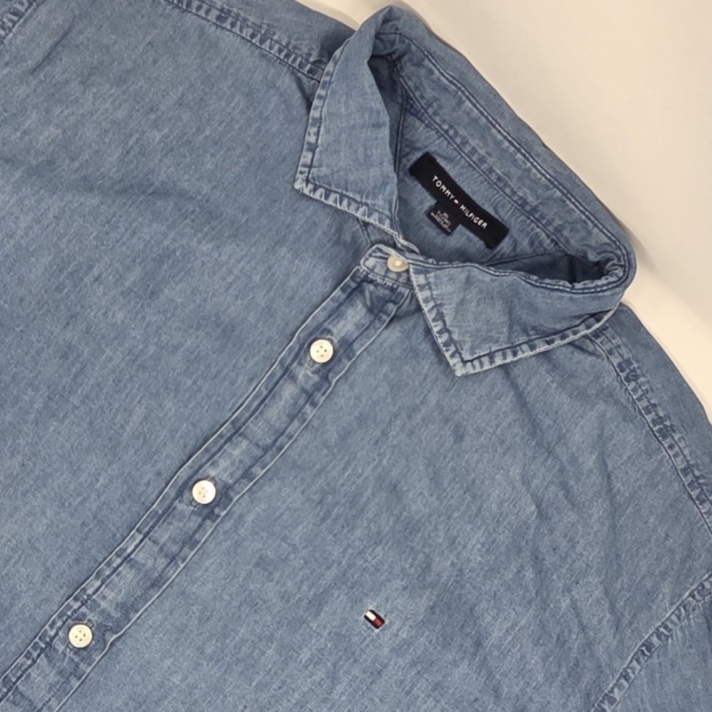 Tommy Hilfiger Shirt Mens XL Blue Chambray Long Sleeve Button Down Lightweight